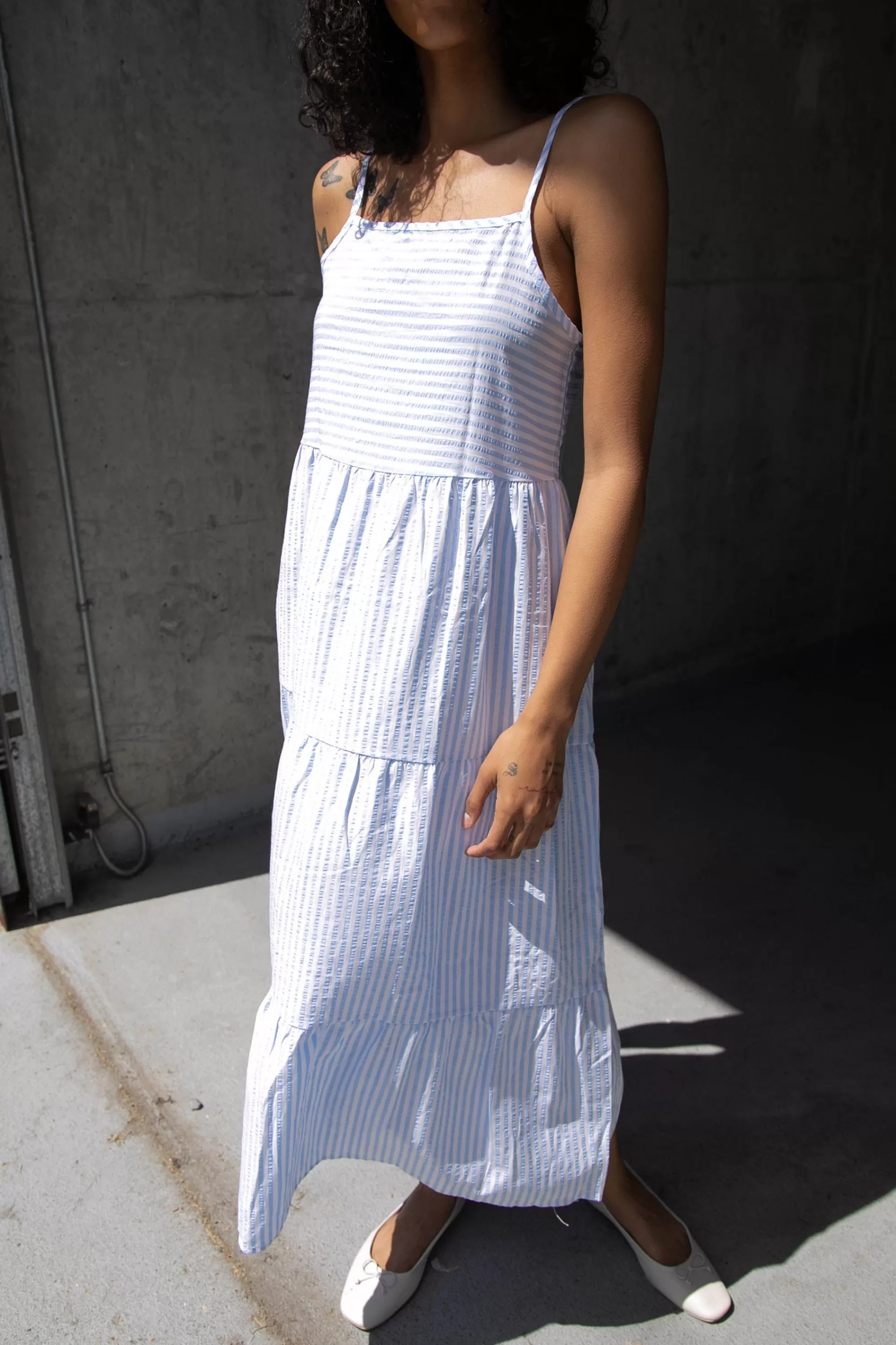 OAK + FORT STRIPED TIERED MIDI DRESS | Women Dresses